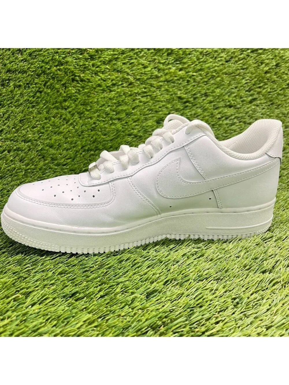Nike Air Force 1 '07 Low Mens Size 9.5 White Athletic Lifestyle Shoes Sneakers